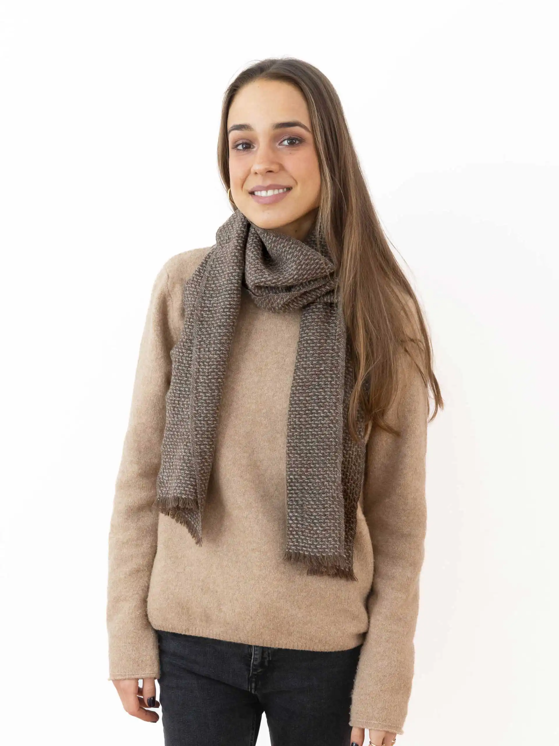 Cette écharpe yack tissée est l'accessoire parfait pour ajouter une touche de luxe à votre garde-robe hivernale. Conçue pour homme et femme, elle offre une chaleur exceptionnelle grâce à sa laine douce et chaleureuse. Parfaite pour affronter les froides journées d'hiver tout en restant élégante.