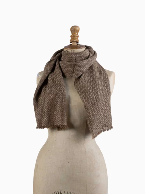 Écharpe yack tissée enroulée autour d'un mannequin, illustrant sa chaleur et son élégance.