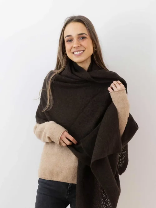 Femme souriante portant une étole yack marron foncé point pointelle, vêtue d'un pull beige et posant devant un fond blanc. Cette étole en laine 100 % mongole est parfaite pour se réchauffer avec style en hiver.
