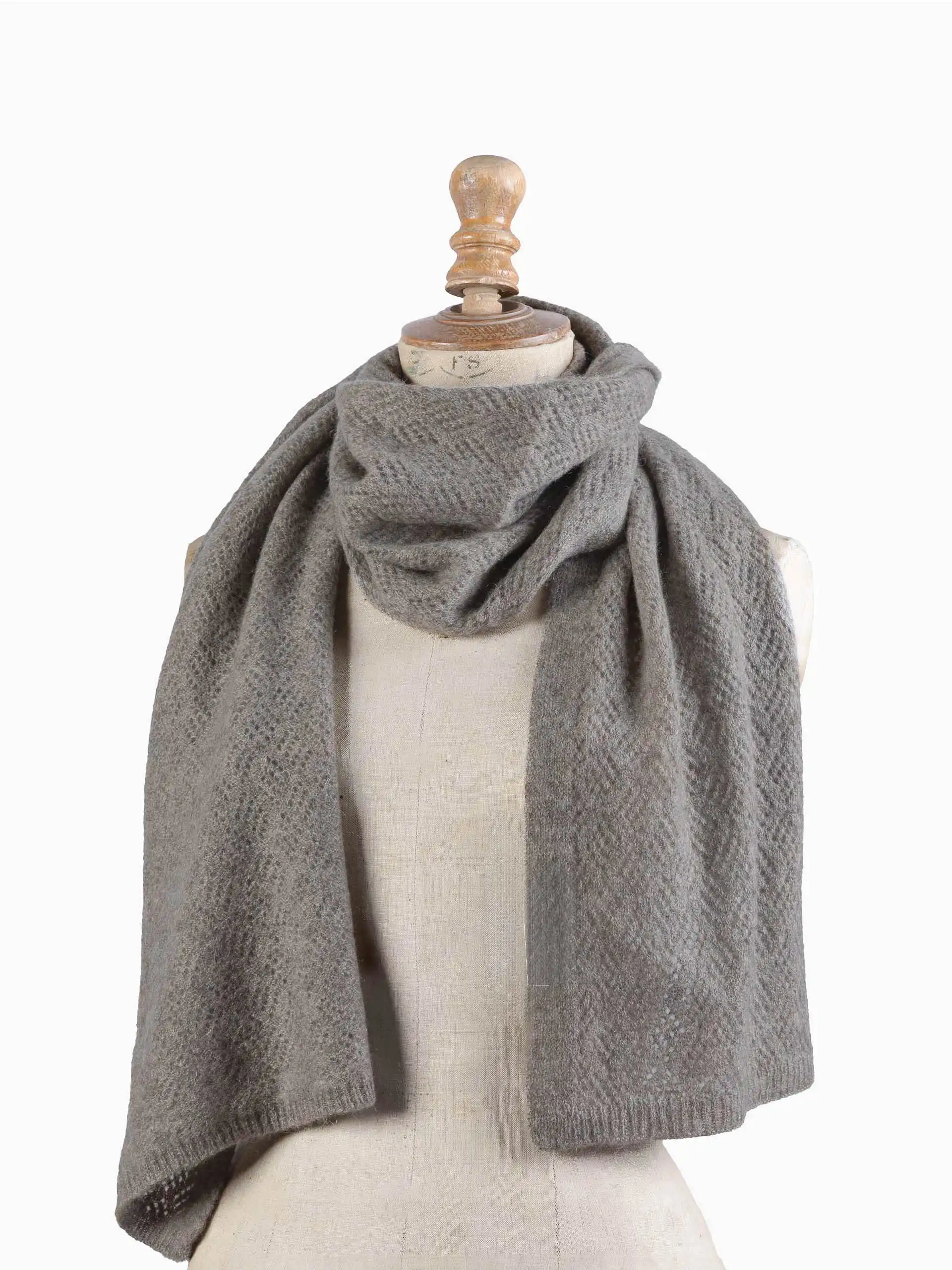 Étole yack gris cendré en laine, exposée sur un mannequin. Cette étole élégante et chaude, fabriquée en Mongolie, est idéale pour se protéger du froid tout en restant chic.