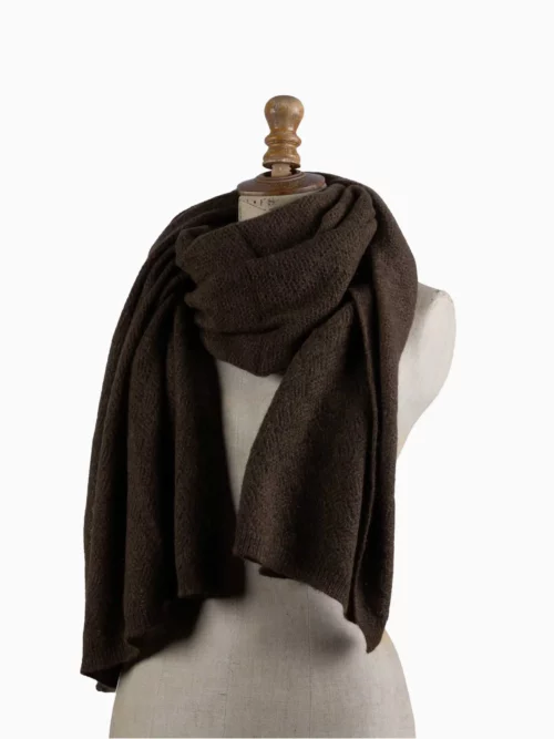 Étole yack marron foncé point pointelle en laine, exposée sur un mannequin. Cette étole élégante et chaude, fabriquée en Mongolie, est idéale pour se protéger du froid tout en restant chic.