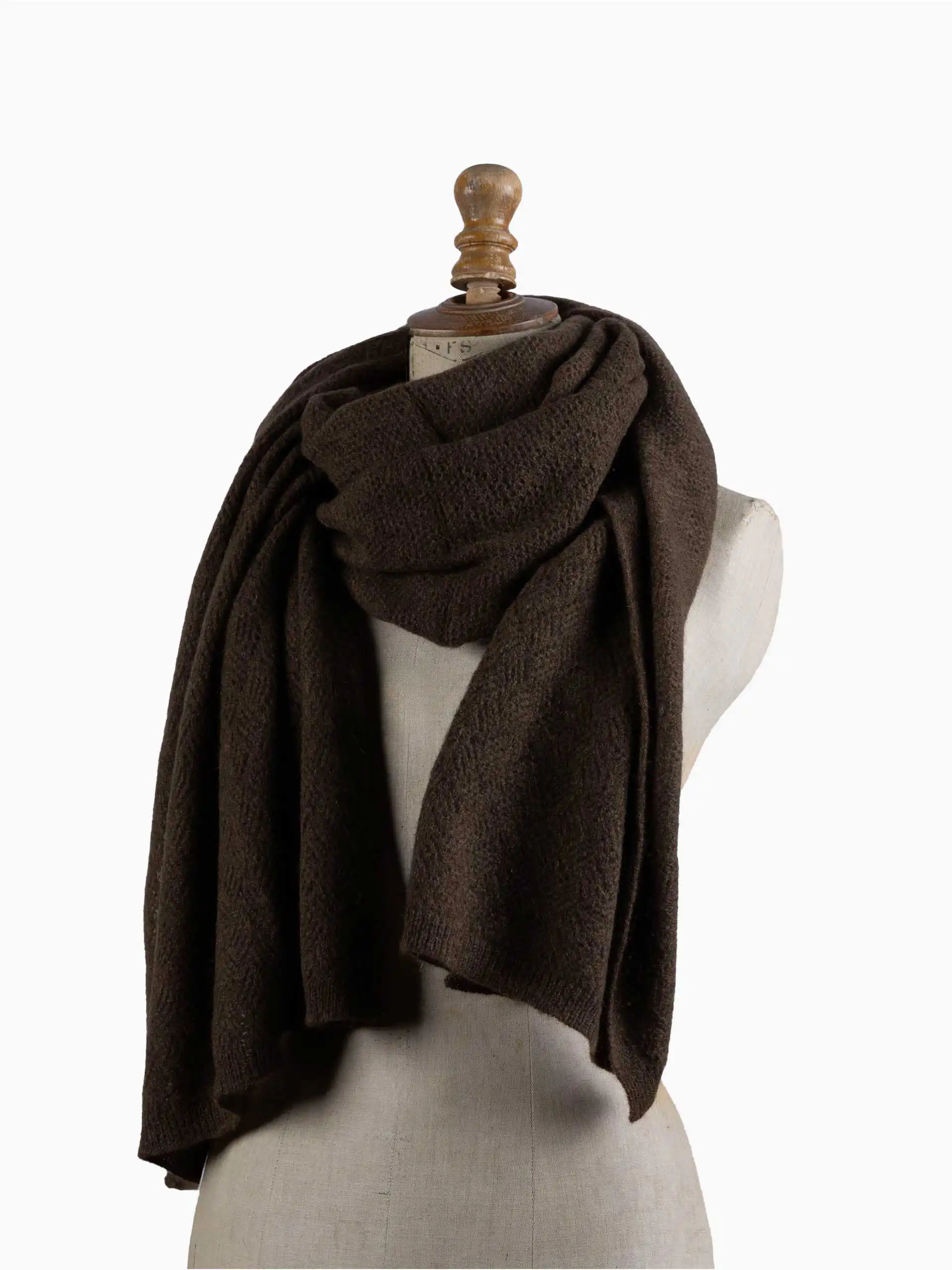 Étole yack marron foncé point pointelle en laine, exposée sur un mannequin. Cette étole élégante et chaude, fabriquée en Mongolie, est idéale pour se protéger du froid tout en restant chic.