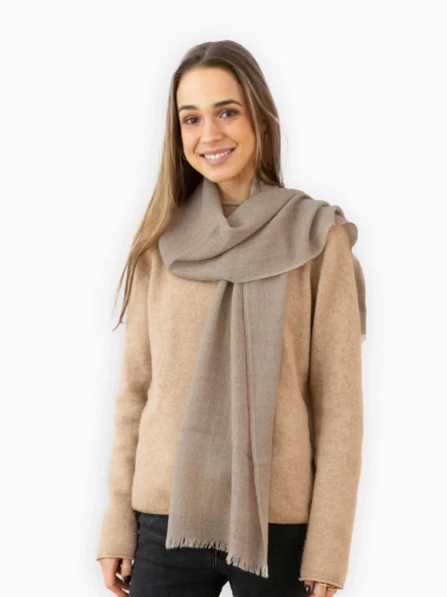 Femme souriante portant une écharpe cachemire greige