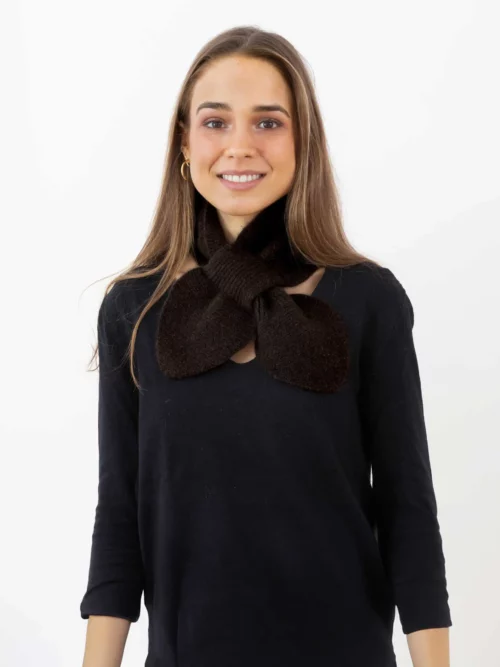 Femme avec une écharpe cachemire papillon beige, élégante et chaude