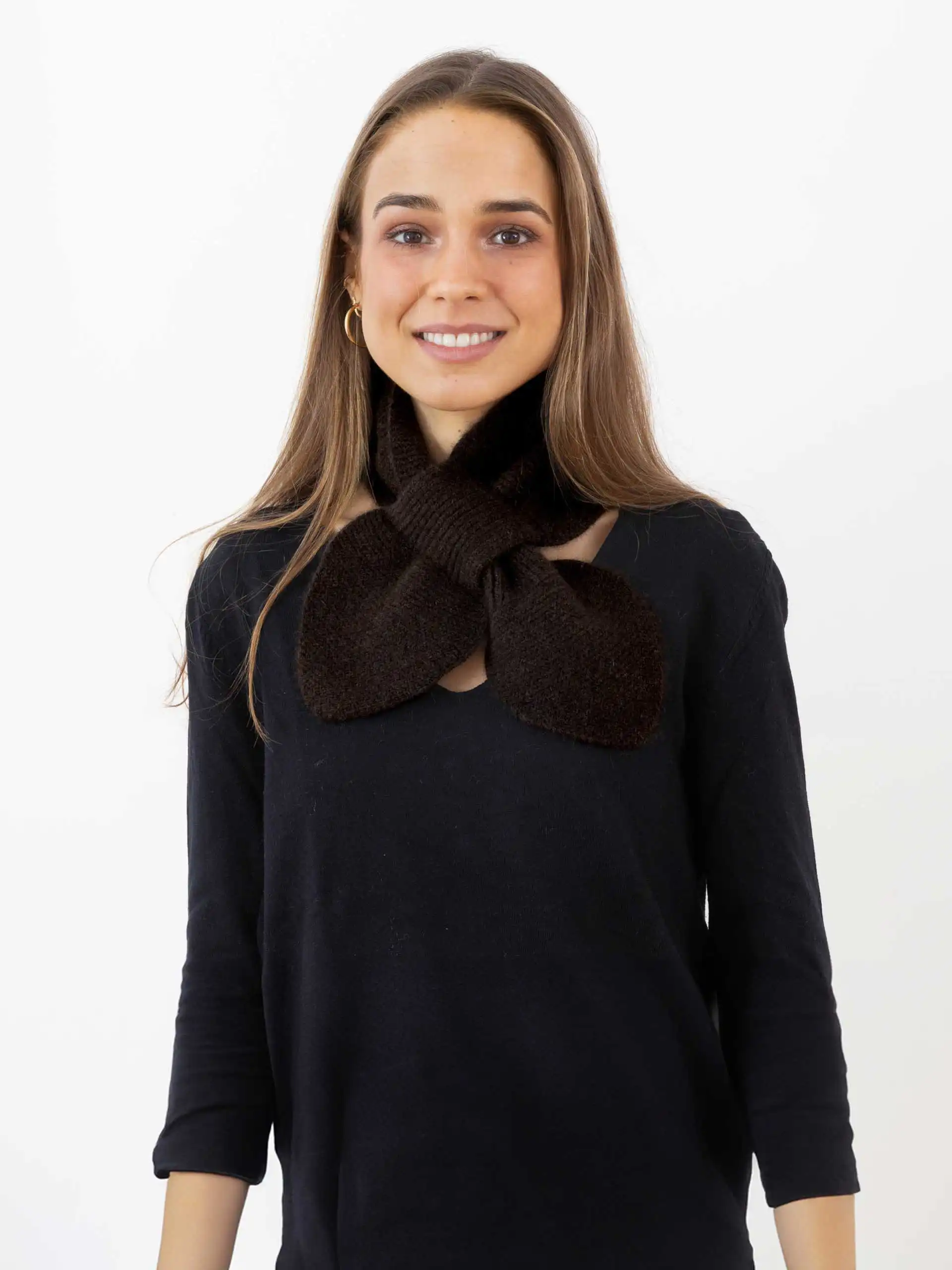 Femme avec une écharpe cachemire papillon beige, élégante et chaude