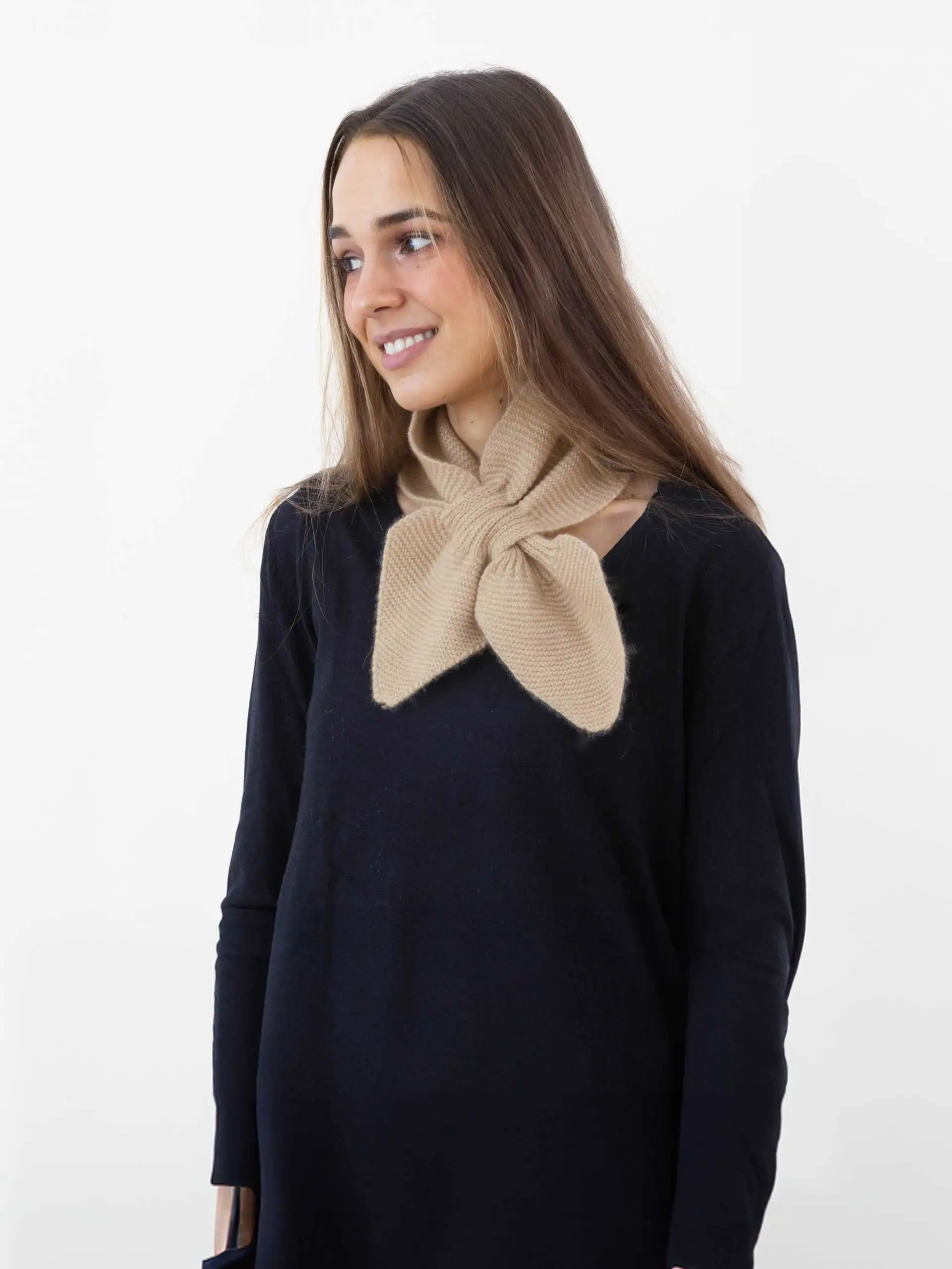 Femme avec une écharpe cachemire papillon beige, élégante et chaude