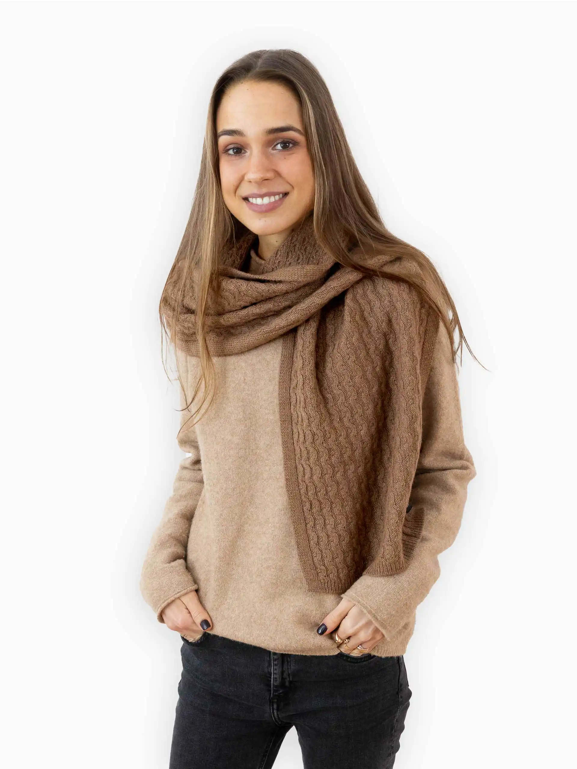 Femme souriante portant une écharpe chameau