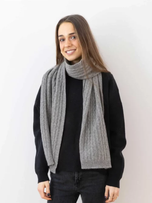 Femme souriante portant une écharpe yack gris cendré