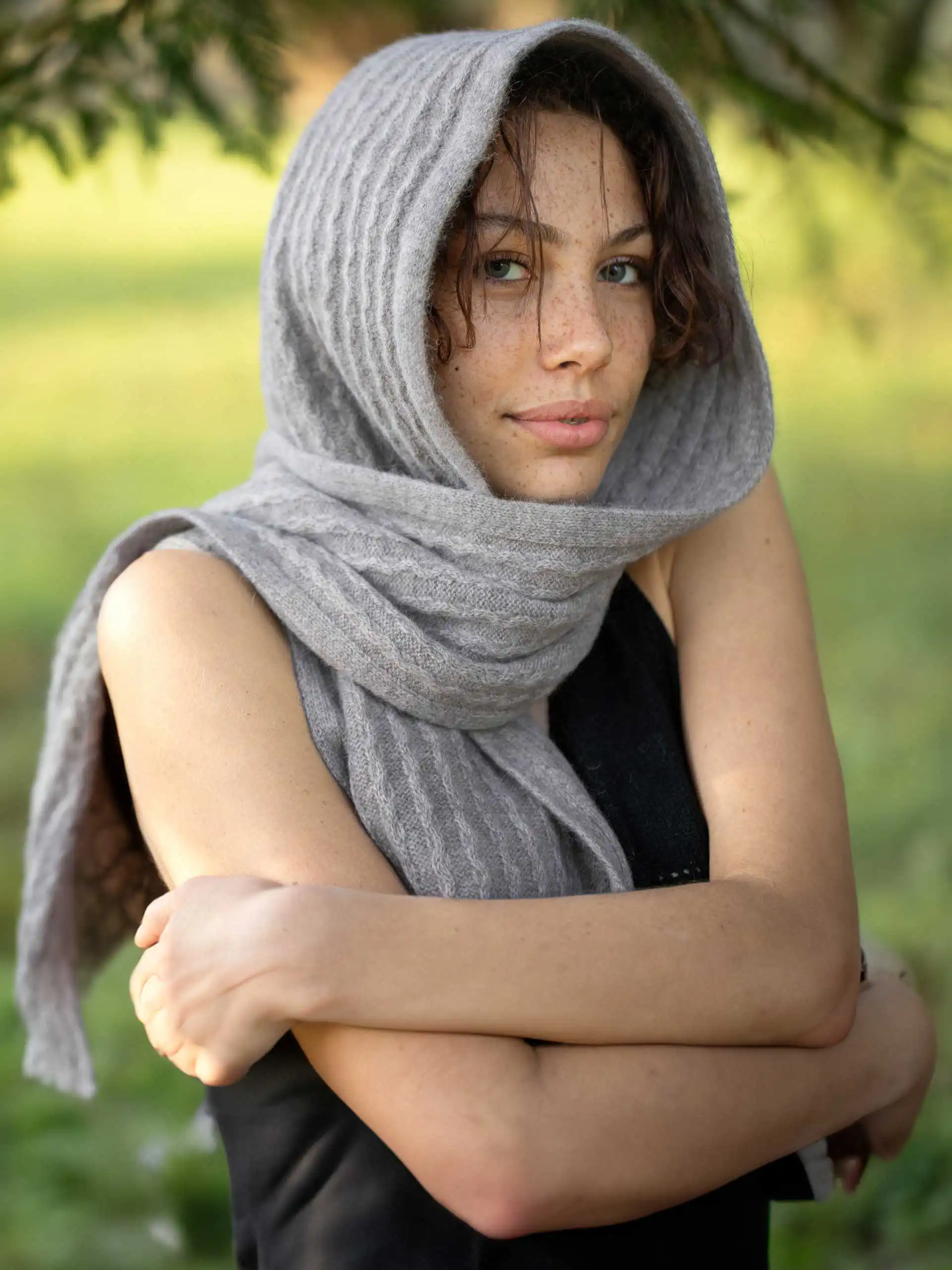 Femme en extérieur avec une écharpe yack gris cendré
