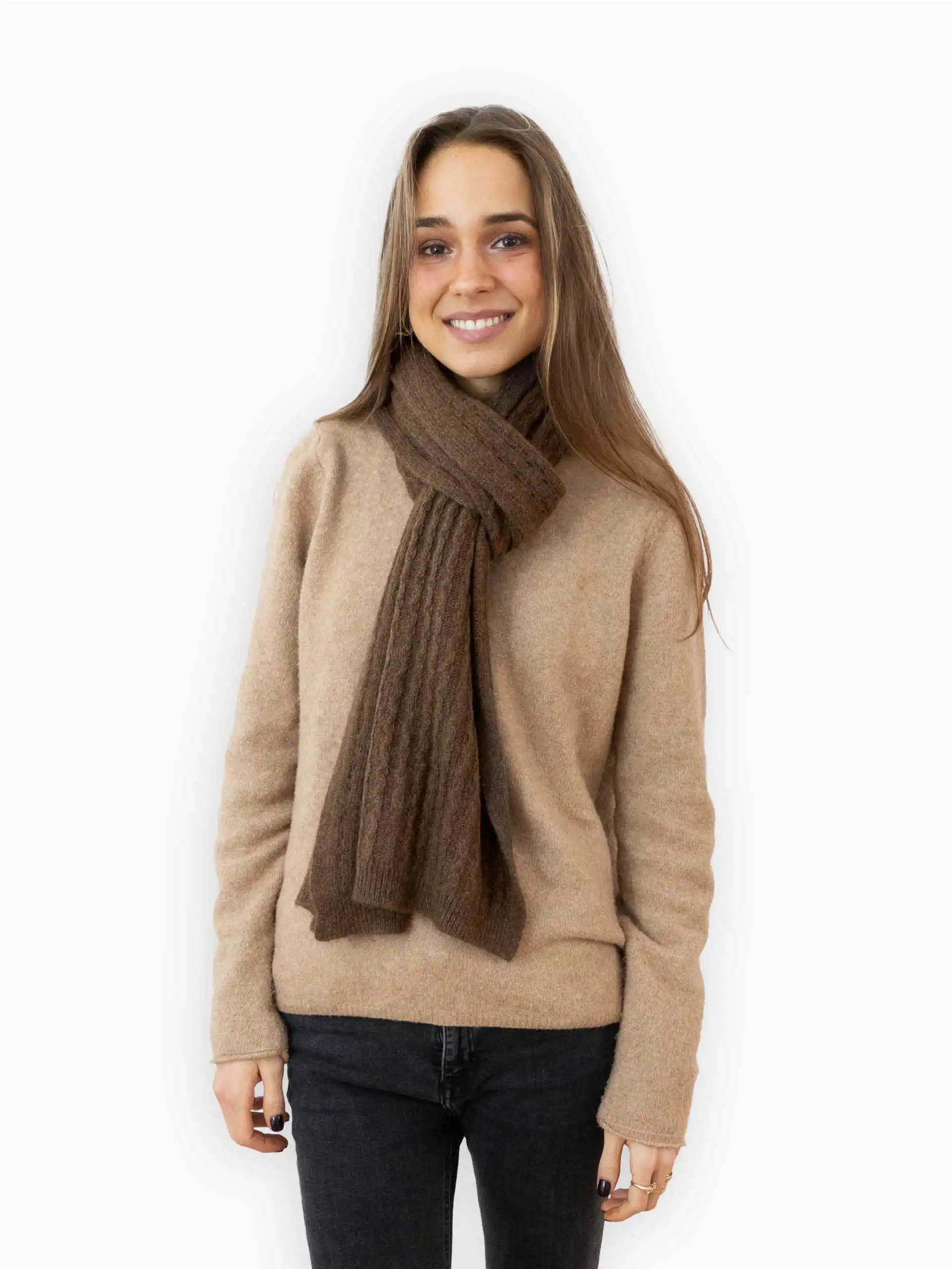 Femme souriante portant une écharpe yack marron chocolat