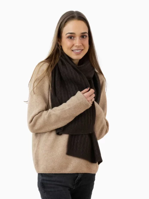 Femme en pull beige avec une écharpe yack marron foncé élégant
