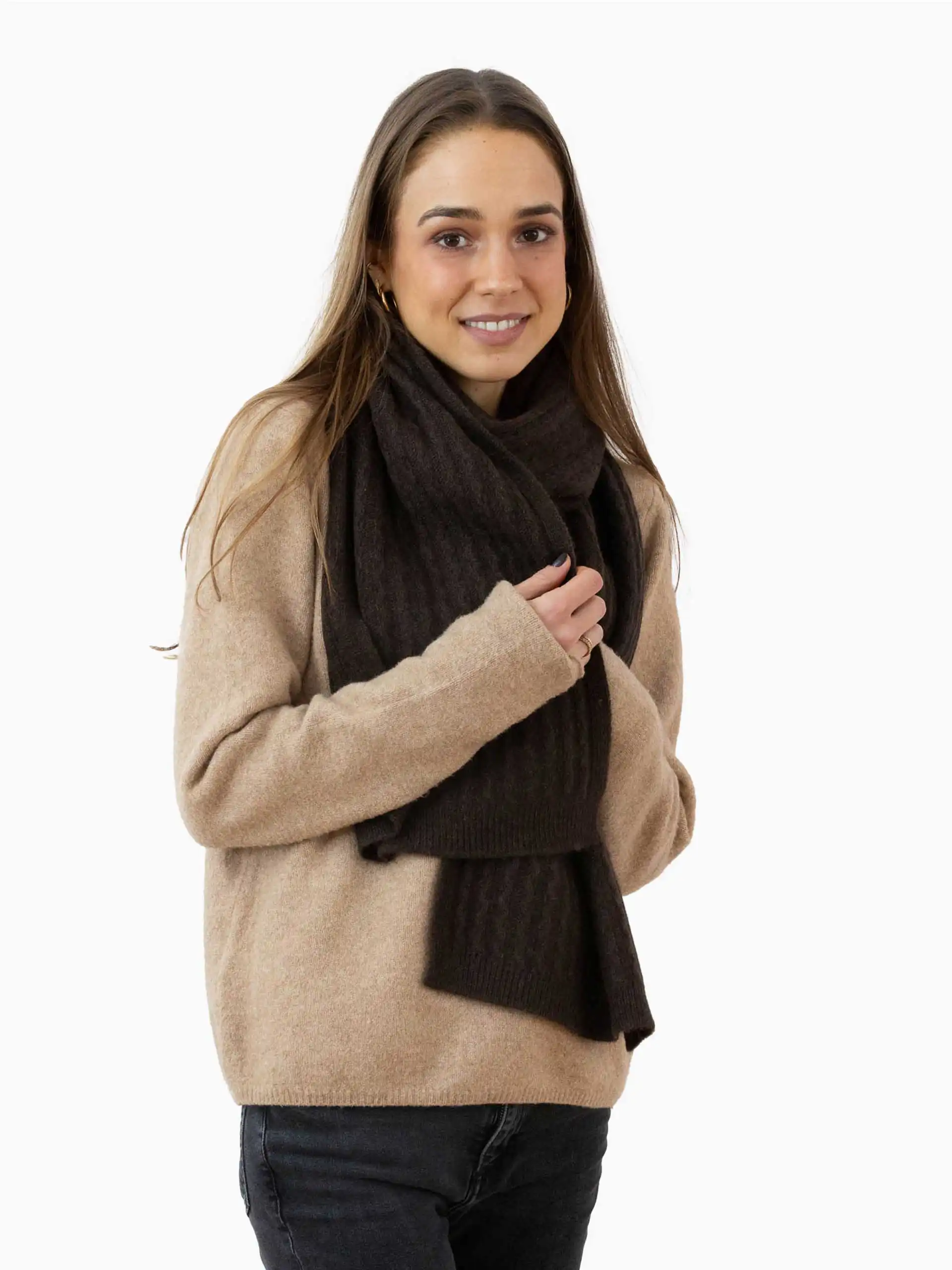 Femme en pull beige avec une écharpe yack marron foncé élégant