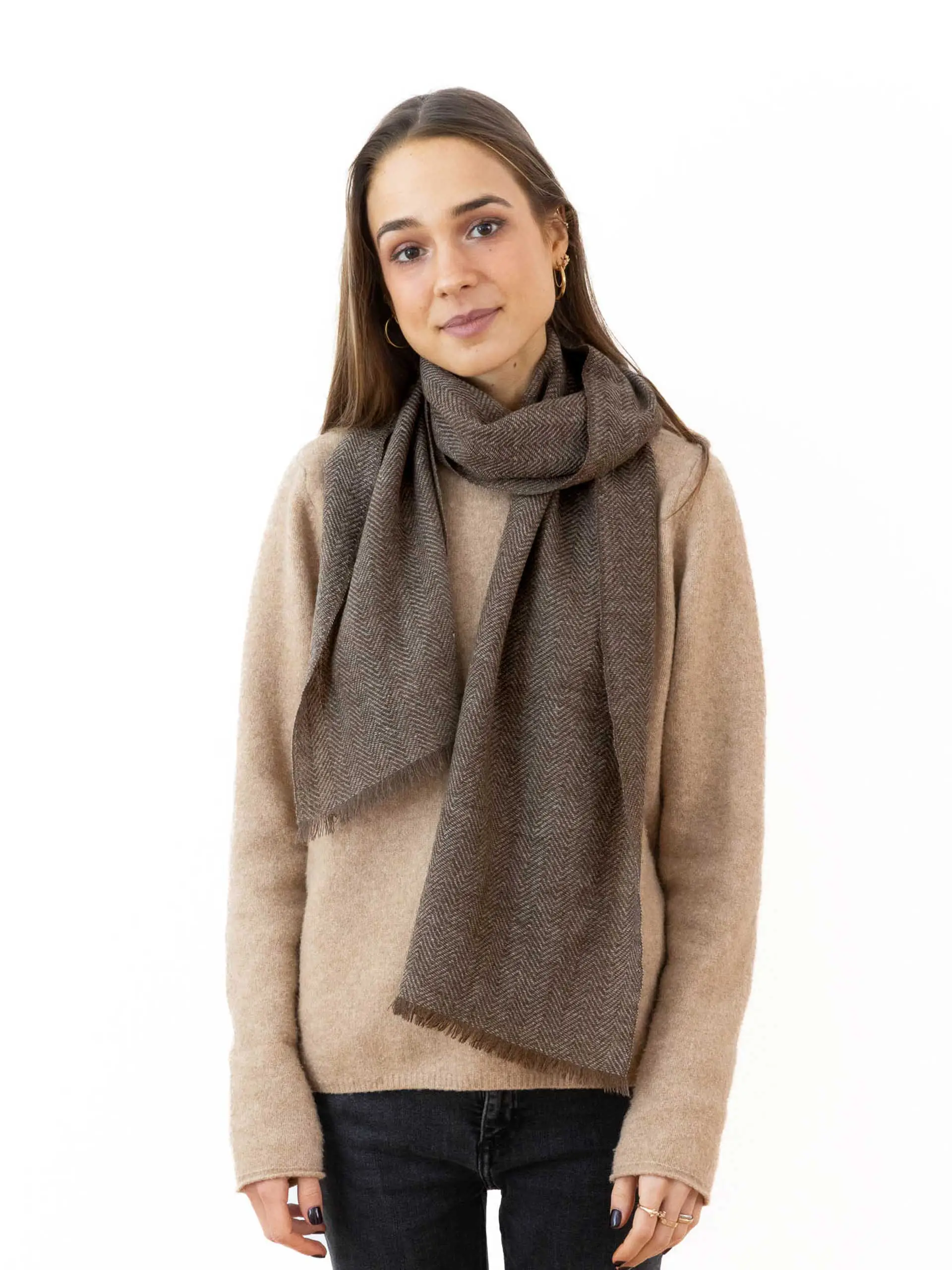 Femme portant une écharpe yack tissée chevron, style élégant et chaleureux