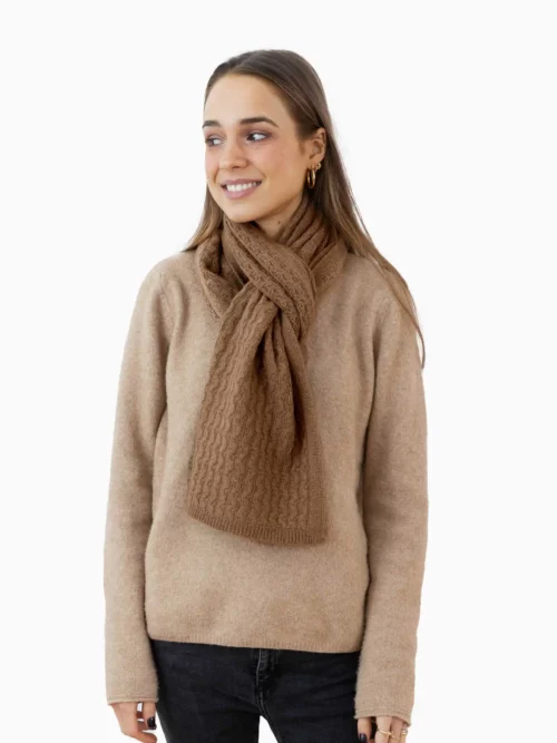 Femme souriante portant une écharpe chameau