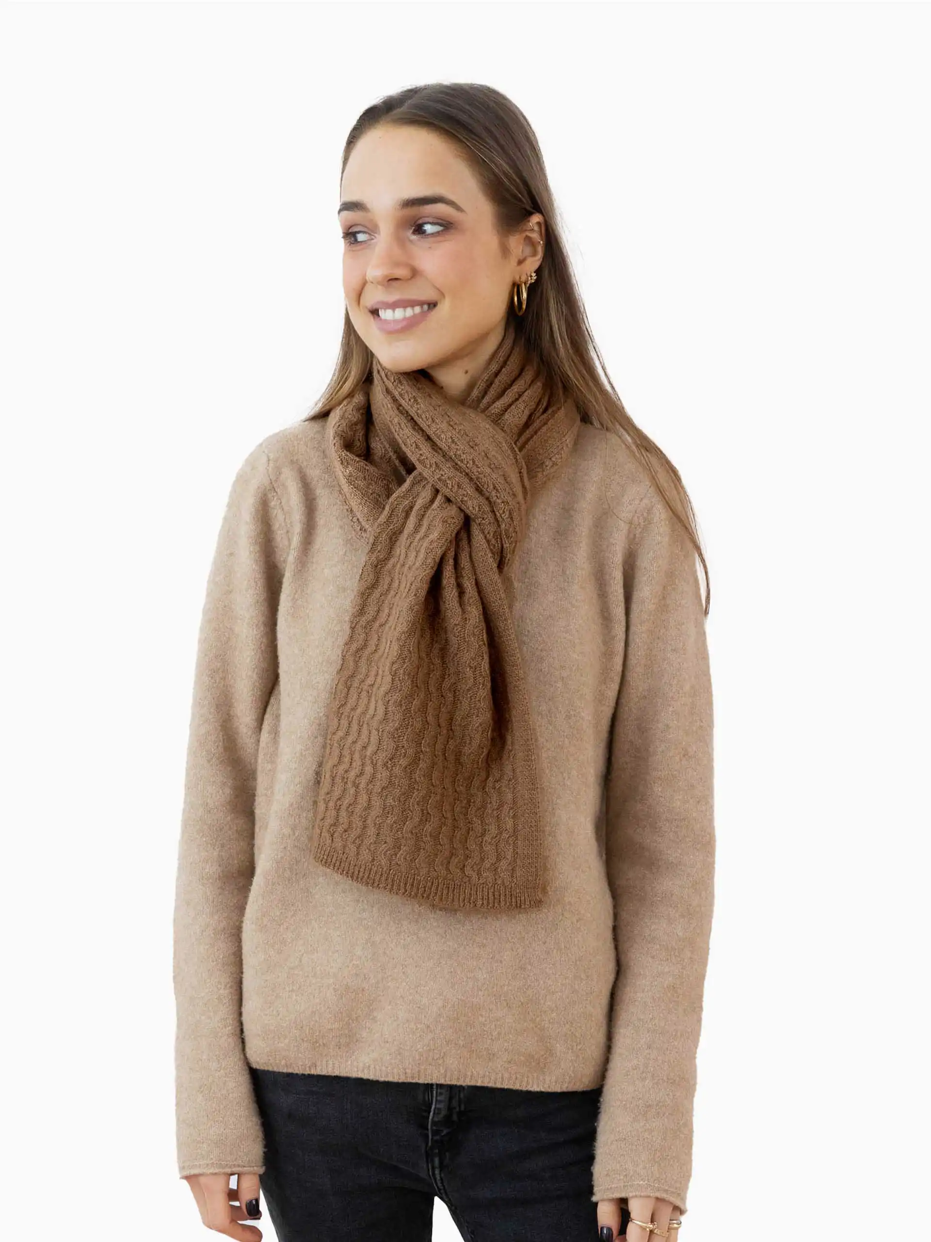 Femme souriante portant une écharpe chameau