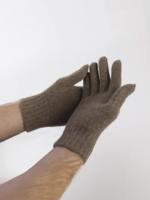 Gants en yack marron chocolat portés sur des mains