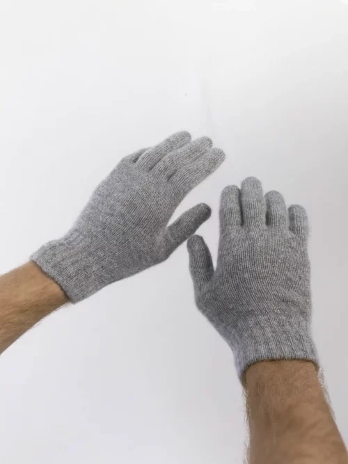 Gants yack gris cendré portés par une personne, montrant leur ajustement parfait