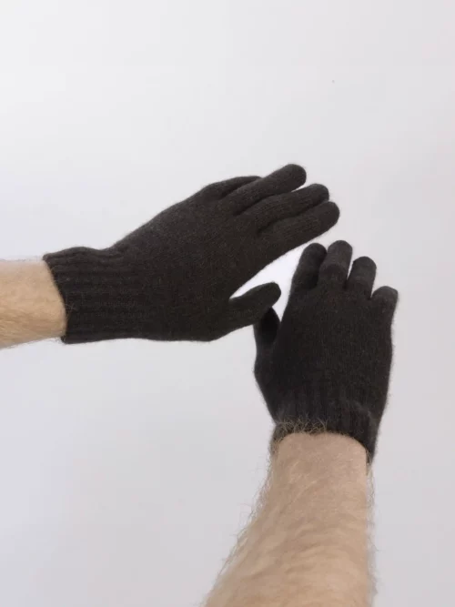 Gants en laine de yack marron foncé portés sur des mains, parfaits pour l'hiver.