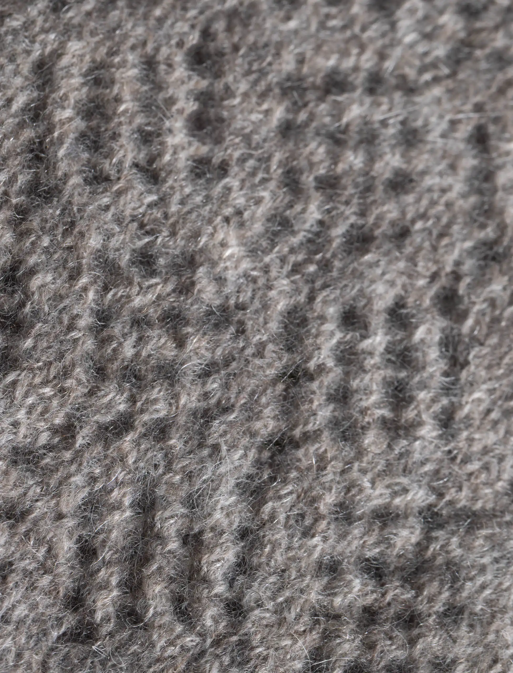 La texture détaillée de l'écharpe yack fine gris cendré.