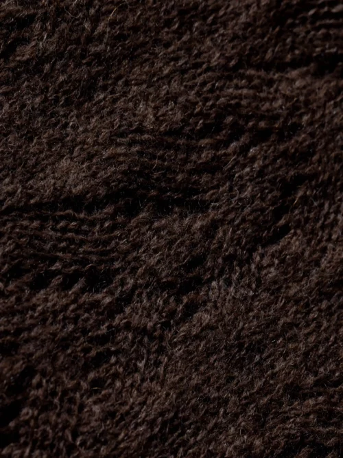 Gros plan sur la texture de l'écharpe yack fine marron en laine de duvet.