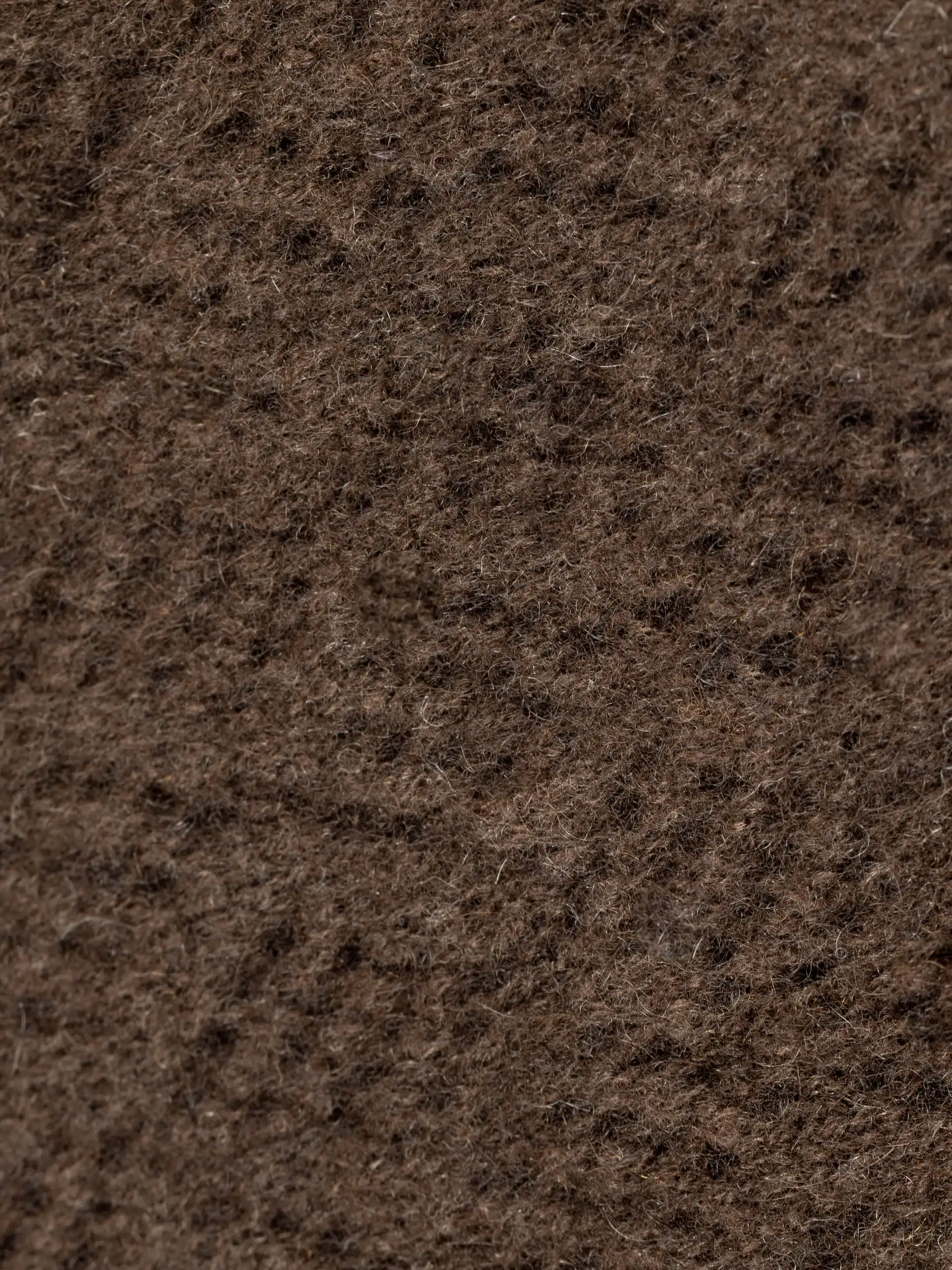 Gros plan sur la texture de l'écharpe yack fine marron chocolat.