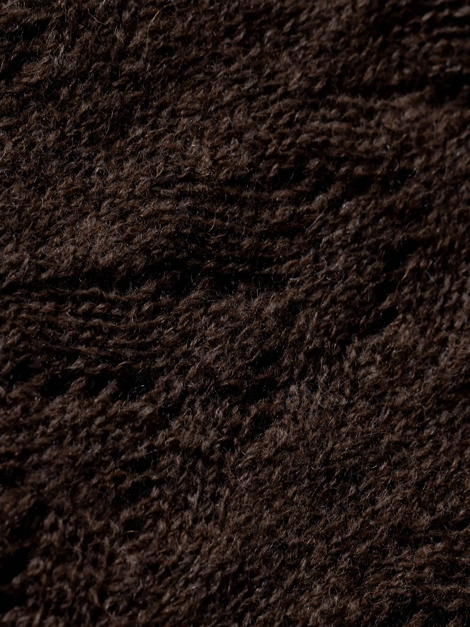 Gros plan sur la texture de l'écharpe yack fine marron en laine de duvet.