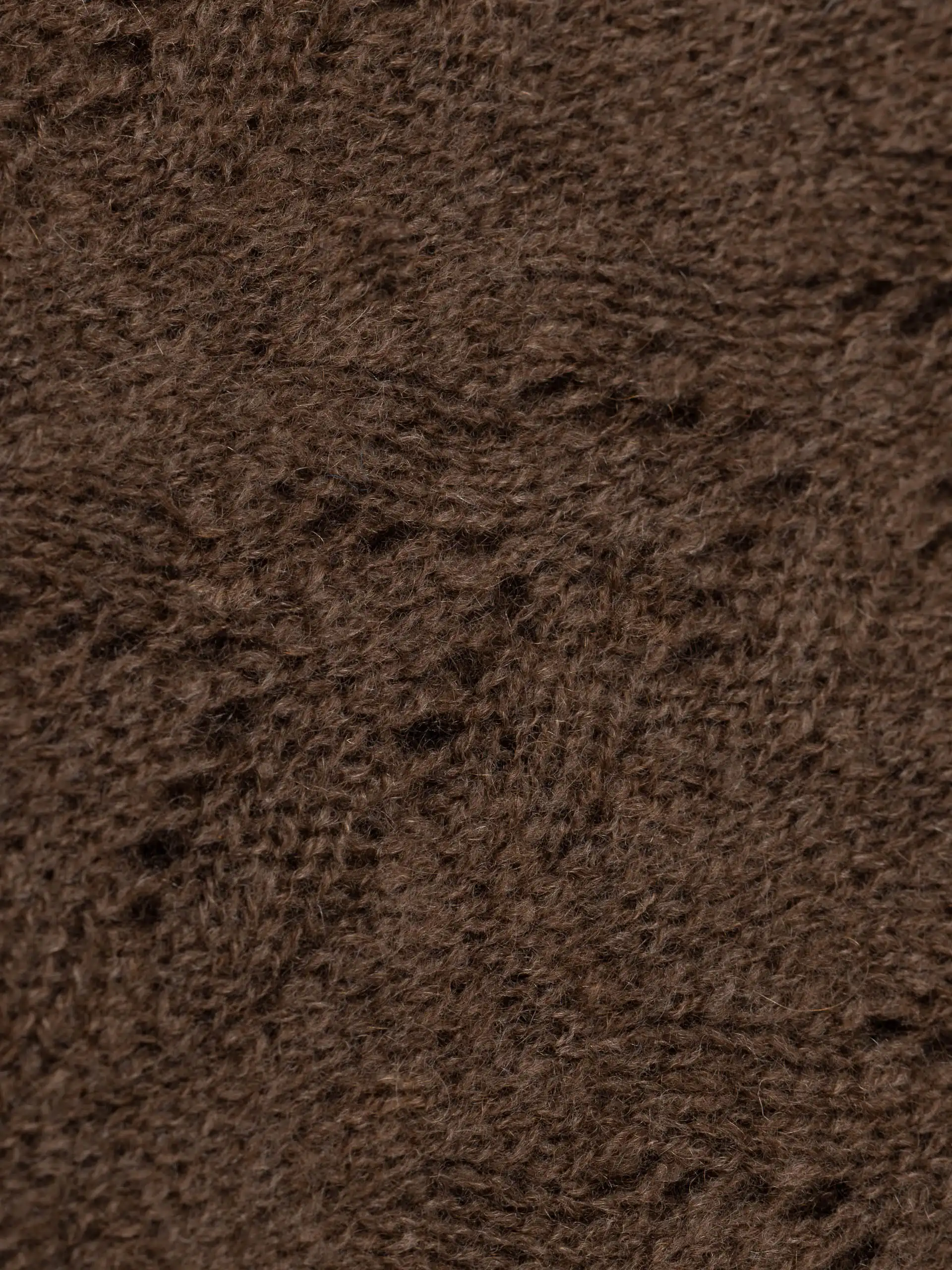 Gros plan sur la texture de l'écharpe yack marron ajouré.