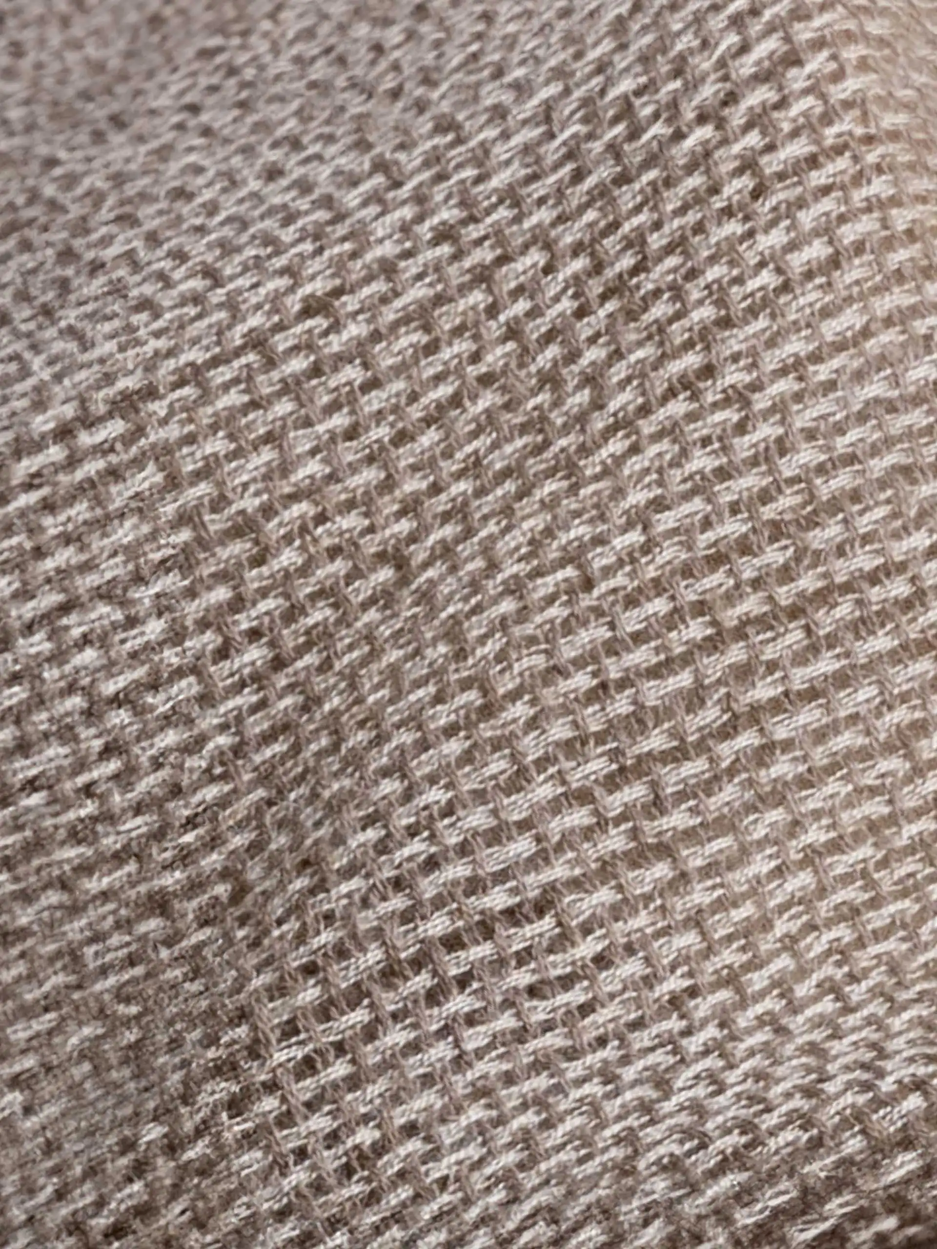 Détail de la texture de l'écharpe cachemire à franges beige douce