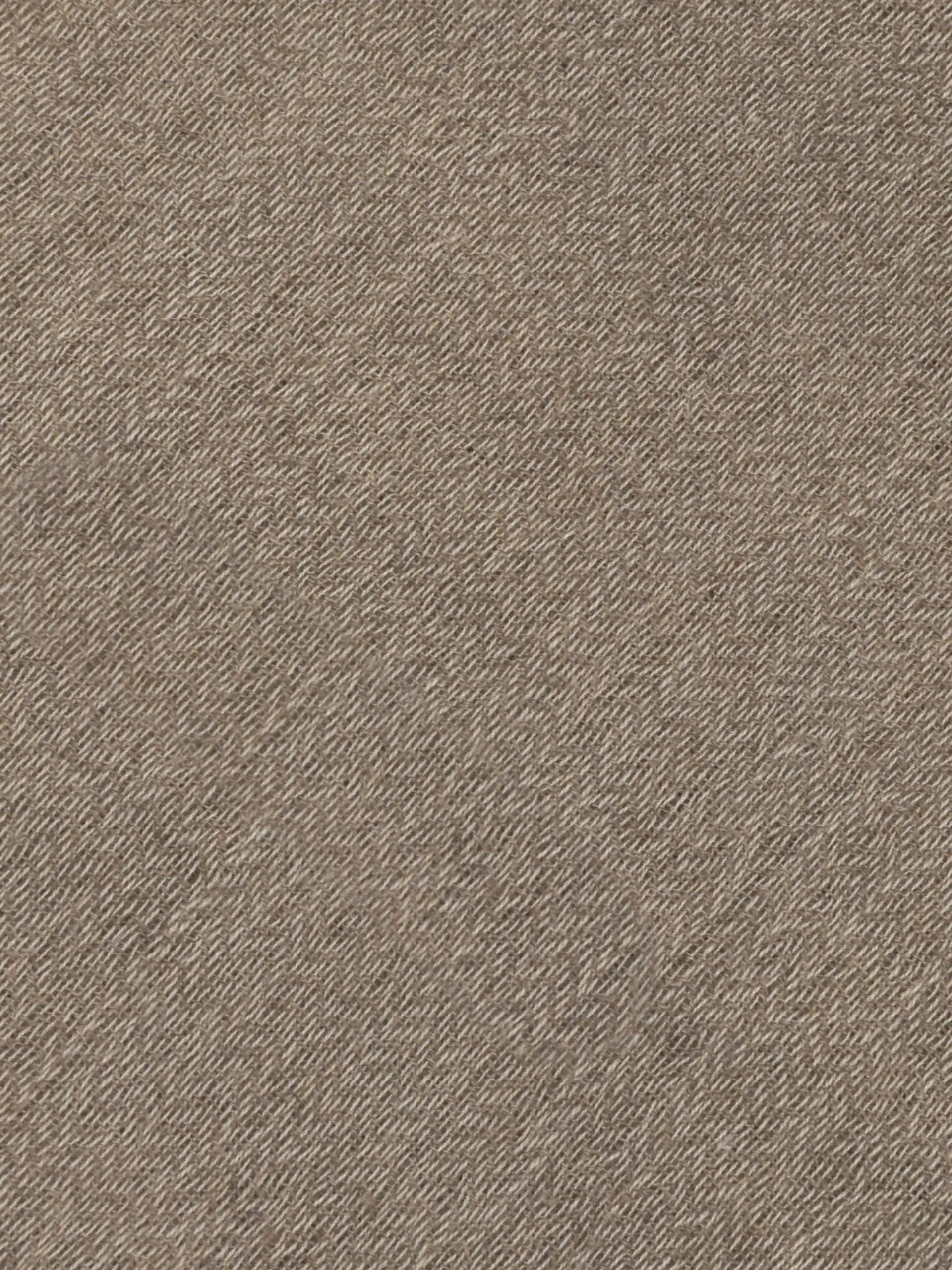 Détail de la texture de l'écharpe cachemire greige douce
