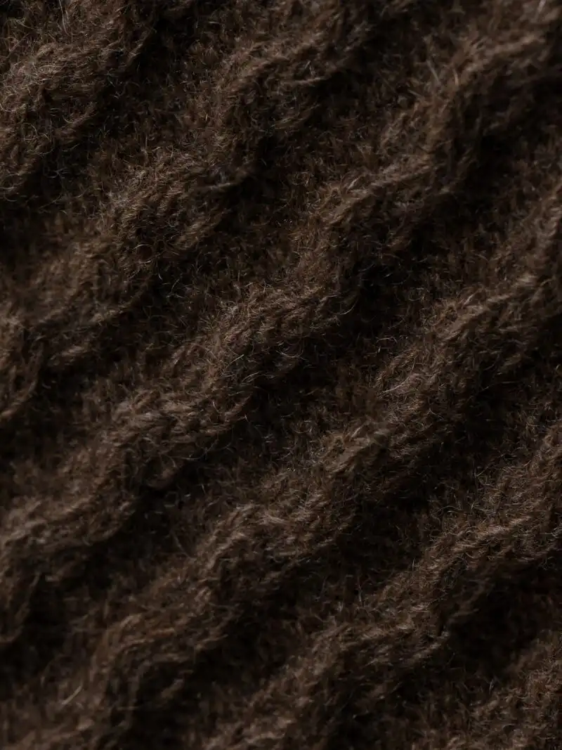 Détail de la texture de l'écharpe yack marron foncé élegant