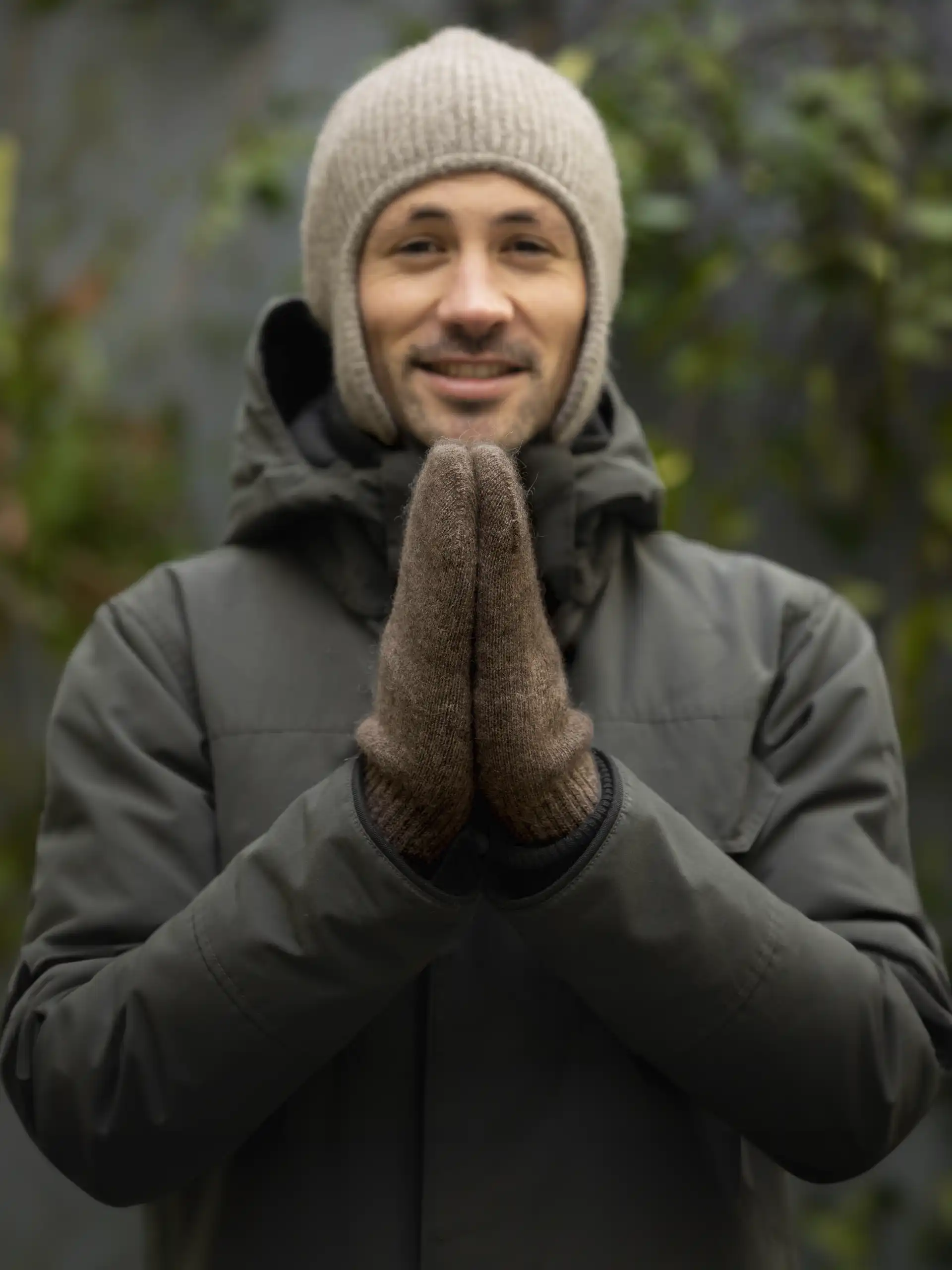 Homme portant des moufles yack marron chocolat, idéales pour l'hiver