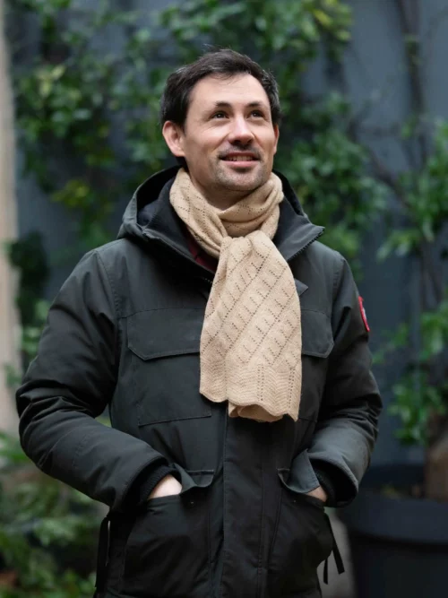 Homme en veste avec une écharpe cachemire beige élégante