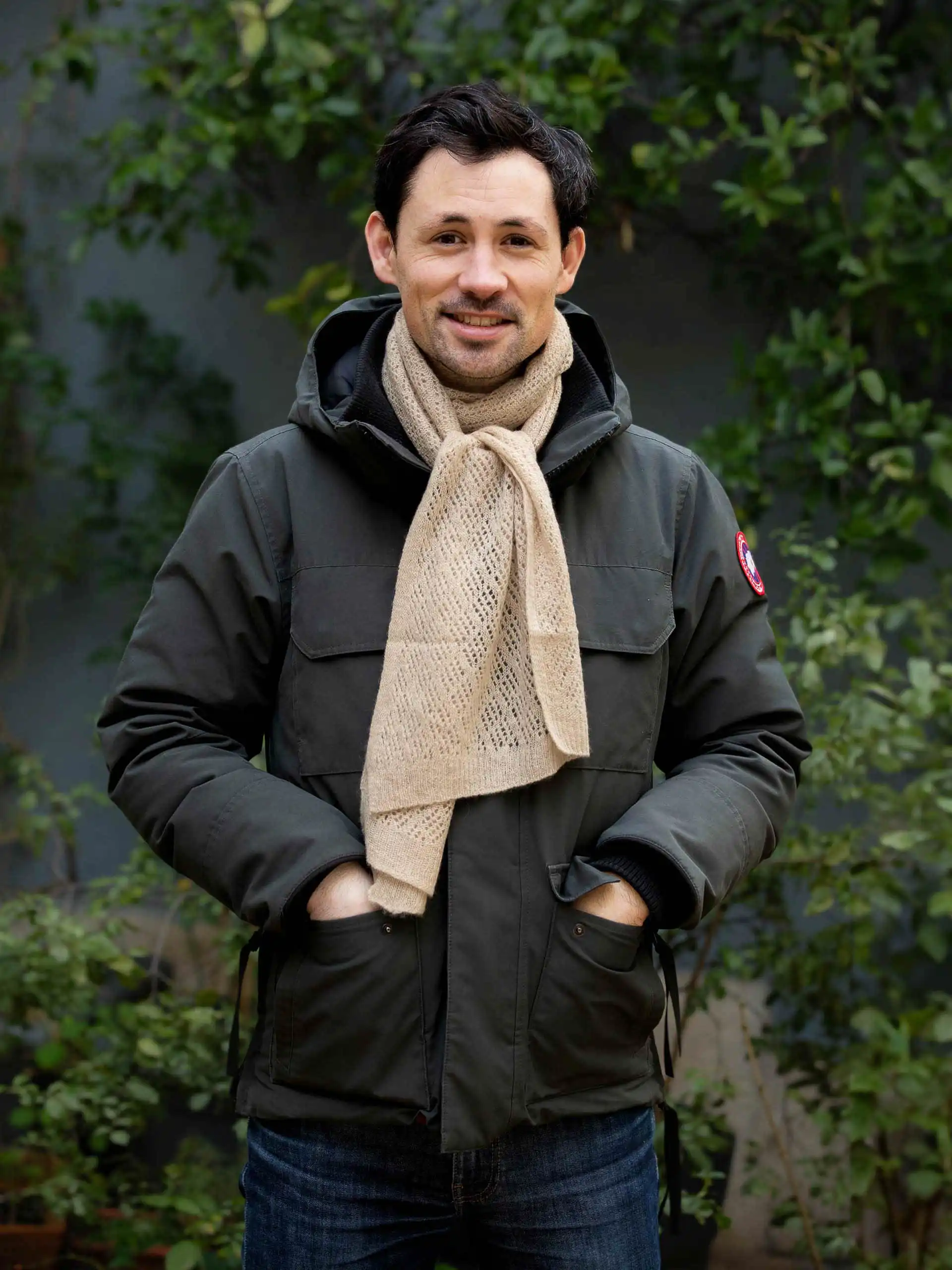 Homme en veste avec une écharpe cachemire fine beige parfait pour l'hiver