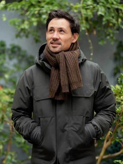 Homme élégant en veste avec une écharpe yack marron chocolat
