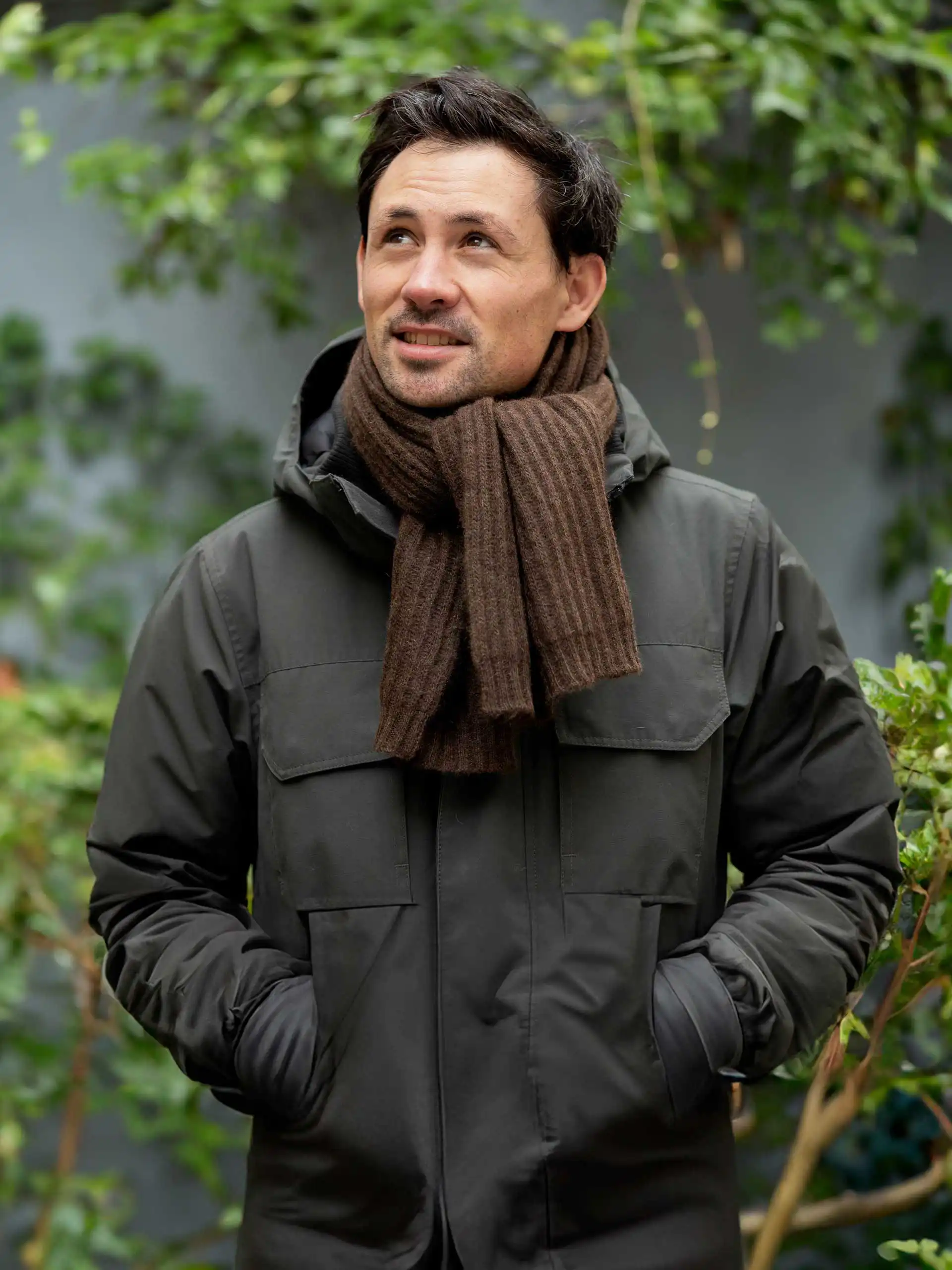 Homme élégant en veste avec une écharpe yack marron chocolat