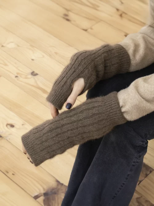 Mitaines yack marron chocolat tricotées sur un fond clair, idéales pour homme et femme, parfaites pour l'hiver