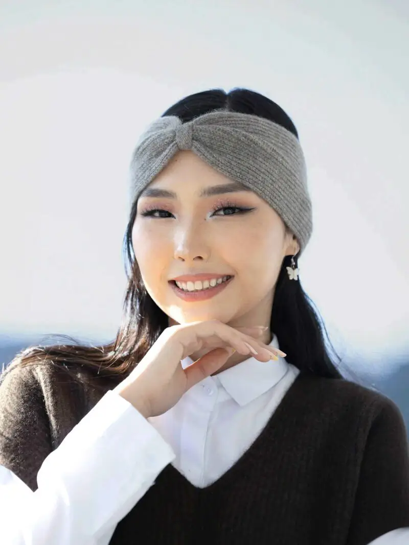 Femme asiatique portant un bandeau en yack gris cendré