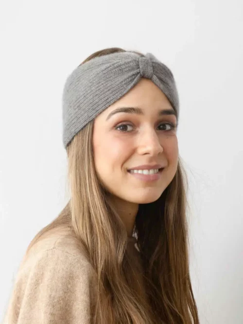 Femme aux cheveux longs portant un bandeau en yack gris cendré