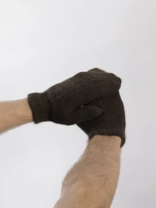 Moufles en yack marron foncé portées par une personne, vue rapprochée des mains.