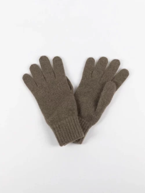 Paire de gants en yack marron chocolat sur fond blanc