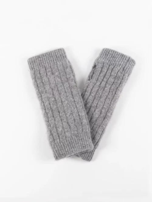 Paire de mitaines yack gris cendré posée sur une surface blanche