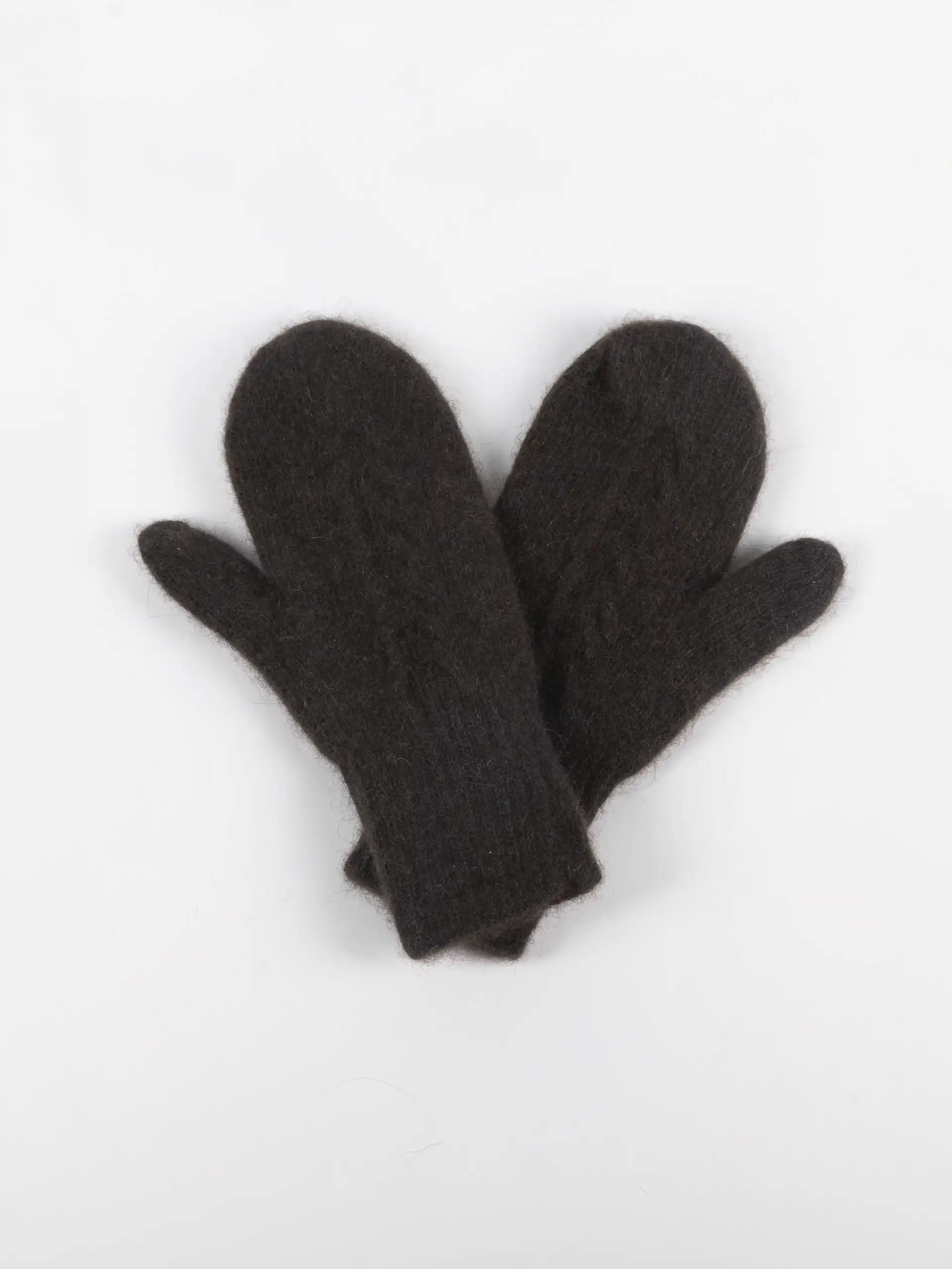 Paire de moufles en yack marron foncé posées sur une surface blanche.
