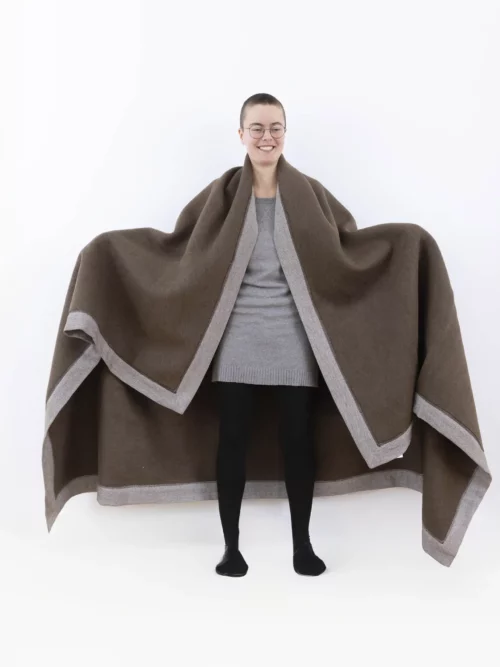 Modèle portant un plaid marron chocolat en laine, doux et chaud