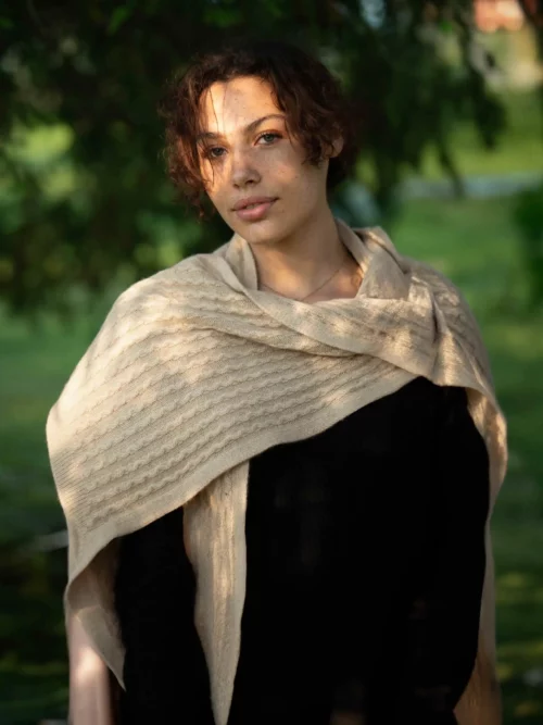 Femme portant une écharpe cachemire beige, 100% cachemire
