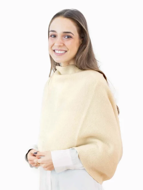 Jeune fille souriante portant un snood cachemire blanc crème, parfait pour se réchauffer avec élégance.