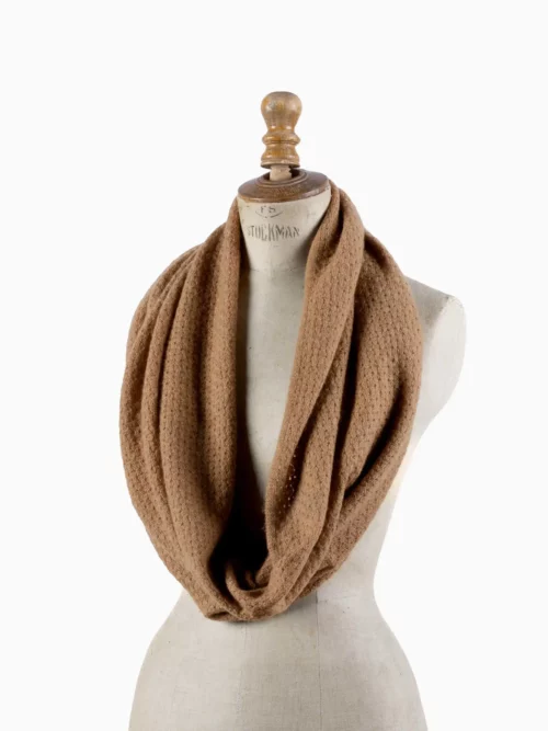 Snood chameau présenté sur un mannequin, illustrant sa texture douce et sa qualité de fabrication.