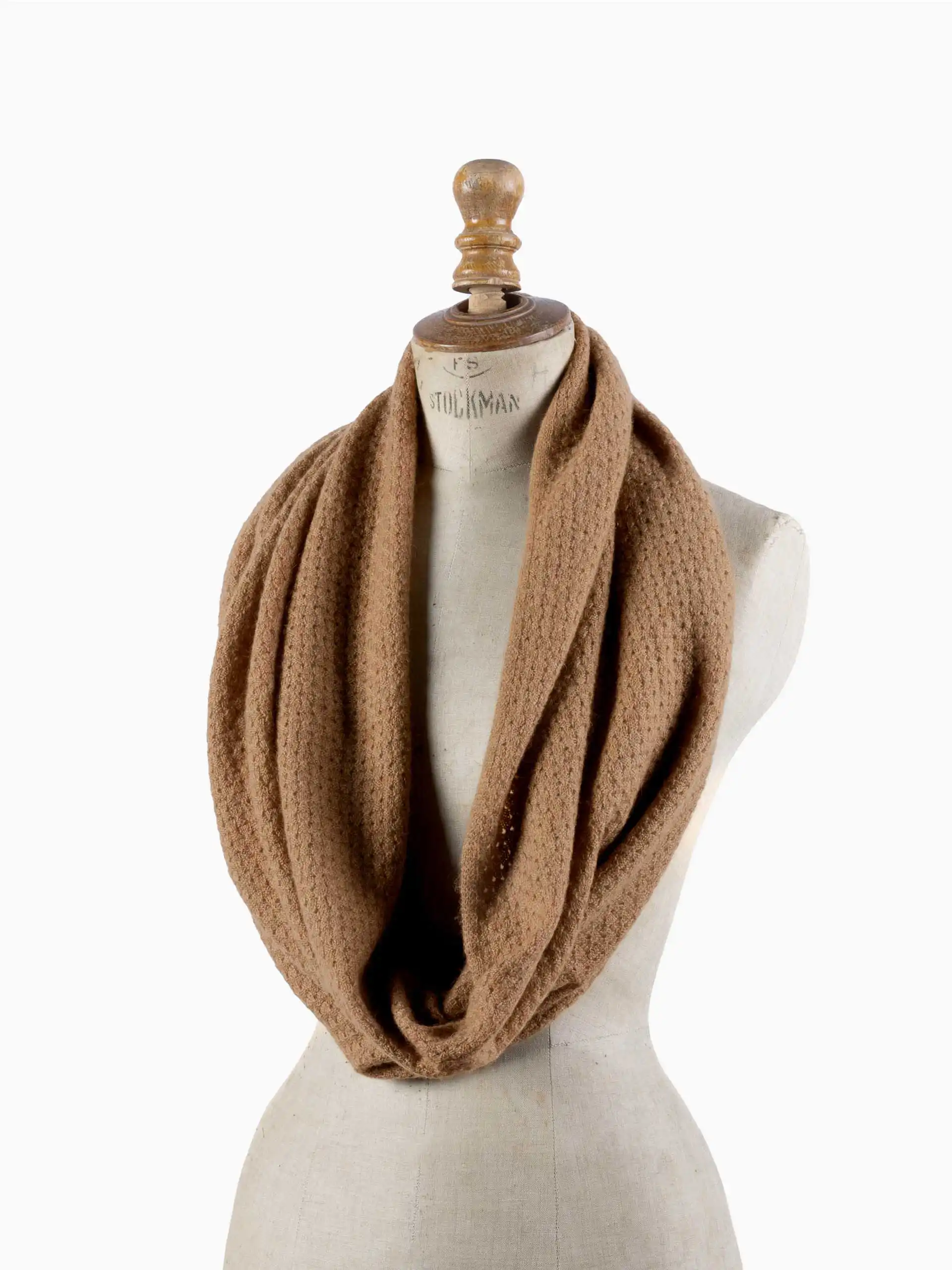 Snood chameau présenté sur un mannequin, illustrant sa texture douce et sa qualité de fabrication.