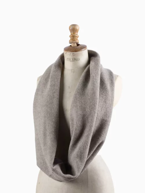 SNOOD YACK Gris cendré présenté sur un mannequin, illustrant la qualité et l'élégance de cet accessoire.