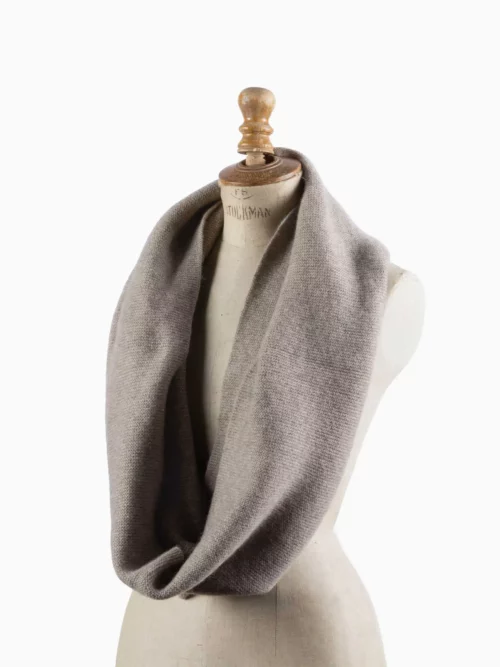 SNOOD YACK gris présenté sur un mannequin, illustrant son style chic et sa qualité supérieure.