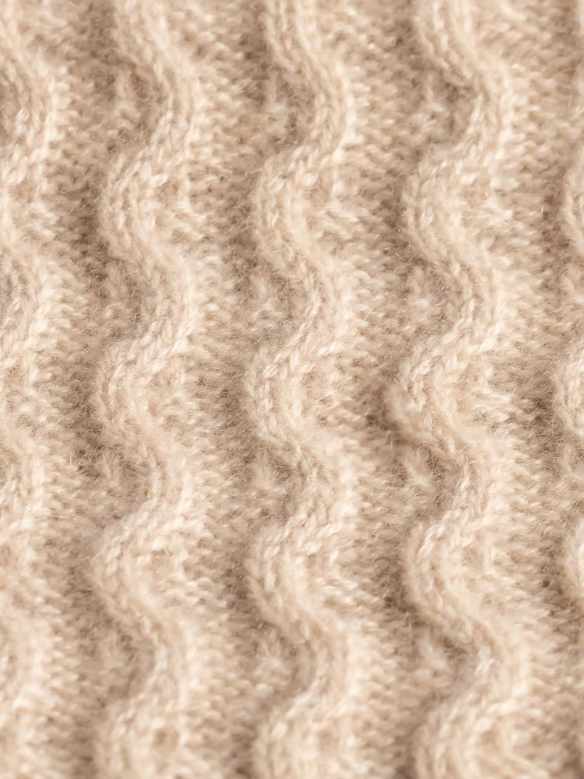 Gros plan sur la texture de l'écharpe cachemire beige, 100% cachemire